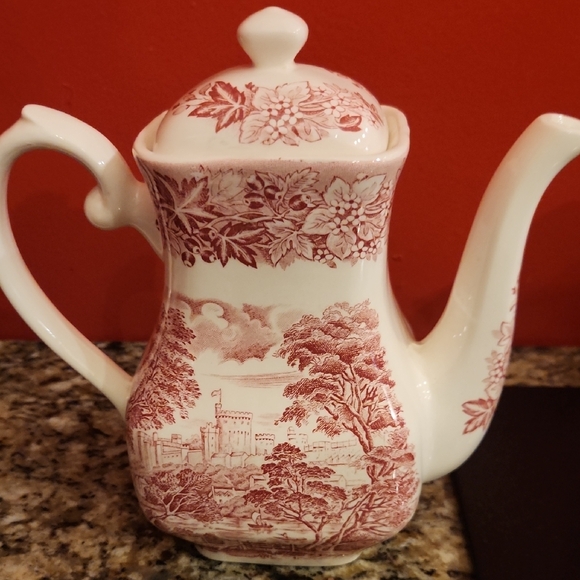 Elegant Red and White Teapot - Picture 5 of 8